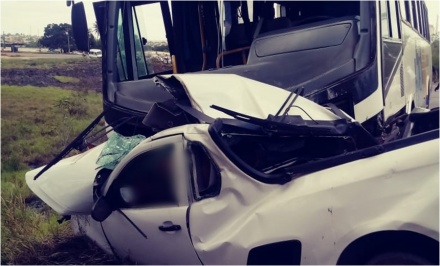Batida entre carro e ônibus deixa dois mortos na BR-110, em Catu