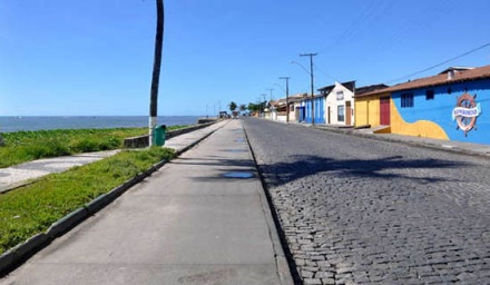 Porto Seguro Jovem encosta em caminhão frigorífico estacionado na rua