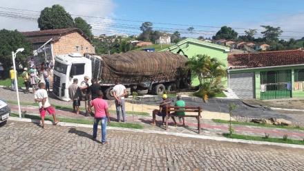 Carreta fica emperrada na ladeira da ponte grande em Mutuípe; veja