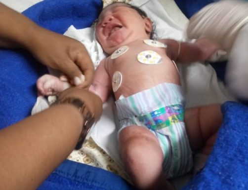 Recém-nascido foi achado no bairro de Paripe — Foto: Arquivo pessoal