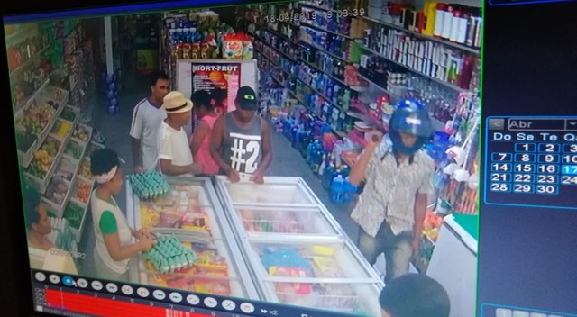 Um dos suspeito, à direita na imagem, usando capacete azul — Foto: Arquivo pessoal
