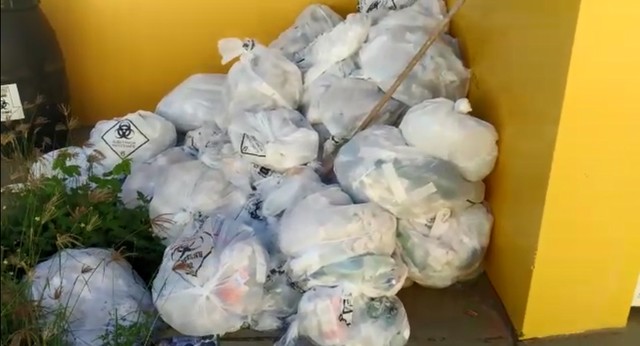 Lixo hospitalar foi descartado em unidade de saúde da cidade — Foto: Arquivo pessoal