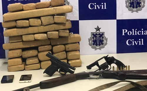 44 tabletes de maconha e armas de fogo foram apreendidas pela Polícia Civil (Fotos: Divulgação)