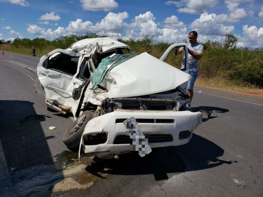 Barreiras Homem Morre Após Carro Bater De Frente Com Carreta Veículo Ficou Destruído Voz Da