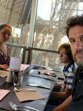 Rodrigo Lombardi e a família se decepcionaram com a vista de almoço na Torre Eiffel - Reprodução Internet