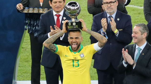 Com a Copa América, Alisson recebe o terceiro prêmio de melhor