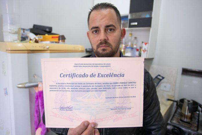-O médico cubano Karel Sanchez Fuentes recebeu Certificado de Excelência da prefeitura de Cachoeira do Arari (PA), cidade onde trabalhou no programa Mais Médicos — Foto: Celso Tavares/G1