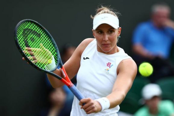 A tenista brasileira Bia Haddad Maia, em ação na primeira rodada do torneio de Wimbledon de 2019 (Hannah McKay/Reuters)