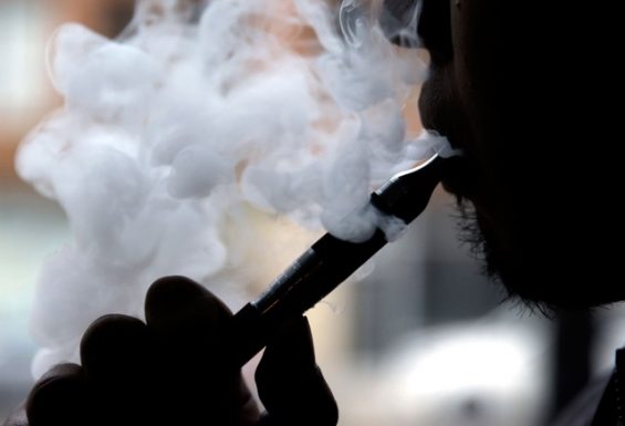 Homem fuma cigarro eletrônico em Chicago; dispositivo é cada vez mais popular nos Estados Unidos — Foto: AP Photo/Nam Y. Huh, File