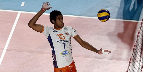 Jovem jogador de vôlei na quadra