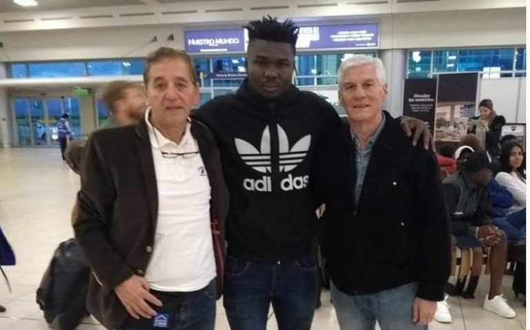 Jordy Caicedo (centro) posa para foto no aeroporto de Quito ao lado de seu representante Nelson Moraes (esquerda) e do ex-jogador Alberto Lavié (Reprodução)
