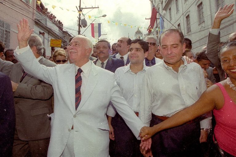 Em 2001, o ex-senador ACM, o presidente da Rede Bahia ACM Júnior e o prefeito de Salvador ACM Neto juntos no desfile cívico (Welton Araujo/Arquivo Correio)