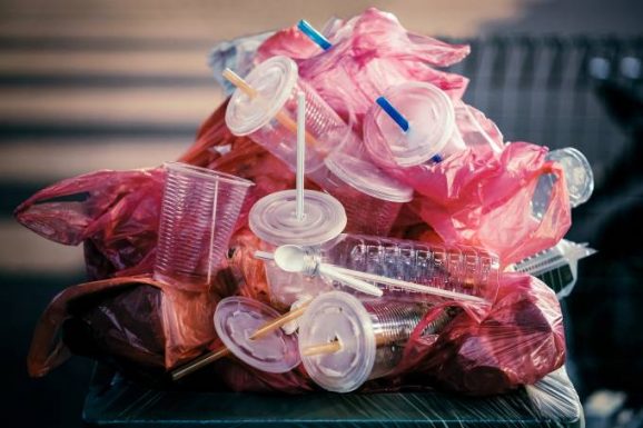 Plásticos: nas próximas semanas, será anunciada a inclusão de SP em um acordo internacional para a redução de descartáveis (Rosley Majid / EyeEm/Getty Images)
