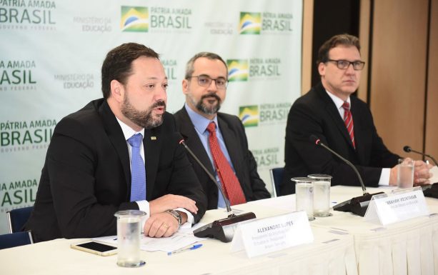 Alexandre Lopes, presidente do Inep, Abraham Weintraub, ministro da Educação, e Camilo Mussi, diretor substituto de Avaliação Básica do Inep, em entrevista coletiva nesta quarta (3 — Foto: Luis Fortes/MEC