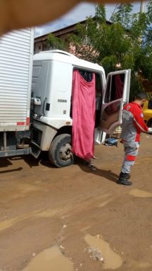 Sem CNH, 'Safadão' escapa da morte em caminhão arqueado e ilegal