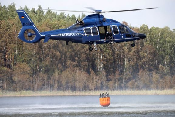 Helicóptero da polícia alemã auxilia na tentativa de conter um incêndio florestal na Alemanha. Axel Schmidt/Reuters – AXEL SCHMIDT/Reuters