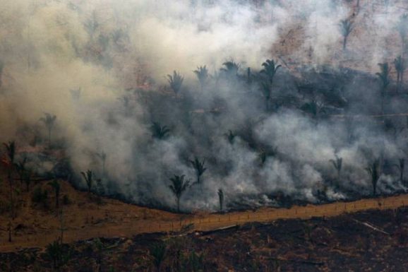 Vista aérea de áreas queimadas da Floresta Amazônica, no município de Boca do Acre (AM): resultado de atividades ilegais - 24/08/2019 (Lula Sampaio/AFP)