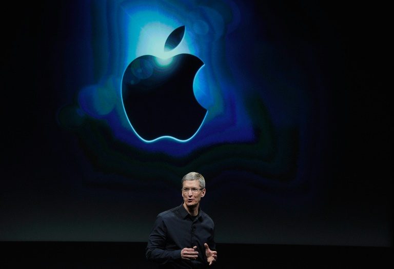 CEO da Apple, Tim Cook, apresenta o iPhone 4s em 2011. - GETTY IMAGES NORTH AMERICA/AFP/Arquivos