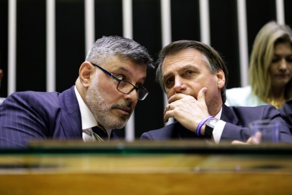 O presidente Jair Bolsonaro conversa com o deputado Alexandre Frota no plenário da Câmara durante solenidade em maio deste ano — Foto: Michel Jesus/ Câmara dos Deputados