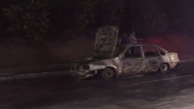 Carro pega fogo e deixa trânsito intenso na Avenida Paralela, em Salvador — Foto: Gabrielle Gomes/G1