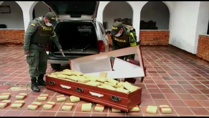 -PolÃ­cia da ColÃ´mbia apreende 300 quilos de maconha dentro de caixÃµes â€” Foto: ReproduÃ§Ã£o/TV Globo