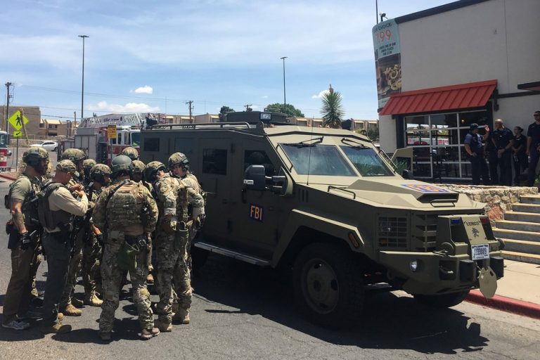 Policiais atendem ocorrência de disparo de tiros em shopping de El Paso, no Texas — Foto: Joel Angel Juarez / AFP