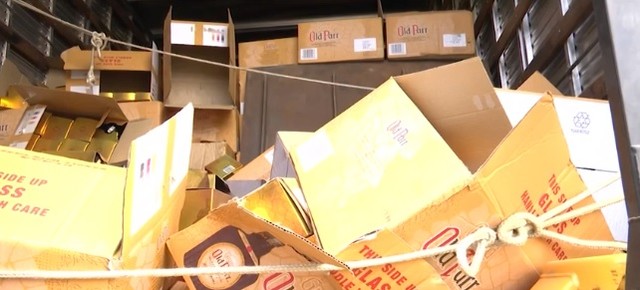 Mais de 1.500 garrafas de whisky roubadas foram apreendidas pela PRF em Vitória da Conquista — Foto: Reprodução/ TV Sudoeste