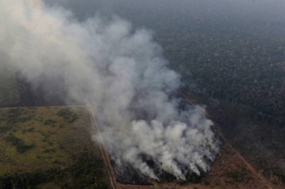 Colunas de fumaça se erguem durante incêndio na Floresta Amazônica próximo a Porto Velho - 21/08/2019 (Ueslei Marcelino/Reuters)