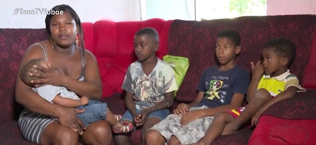 Andrea, os quatro filhos e o marido moram em uma casa humilde de Feira de Santana — Foto: Reprodução/ TV Bahia