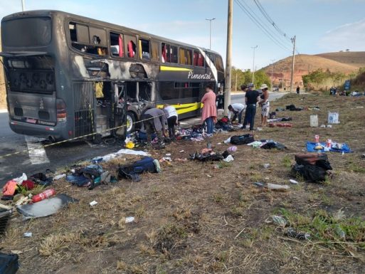 Ônibus pegou fogo durante viagem de Minas à Bahia — Foto: Danilo Moreira/InterTV dos Vales