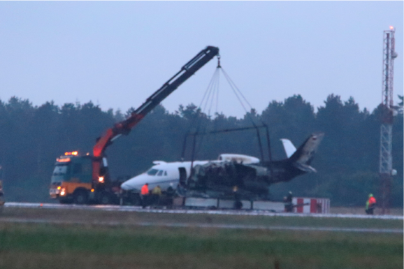 Avião que transportava dez membros da equipe da cantora Pink após acidente na Dinamarca (Ritzau Scanpix/Reuters)