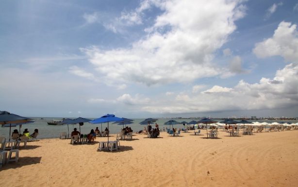 Praia de Itapuã é uma das que devem ser evitadas — Foto: Egi Santana/G1