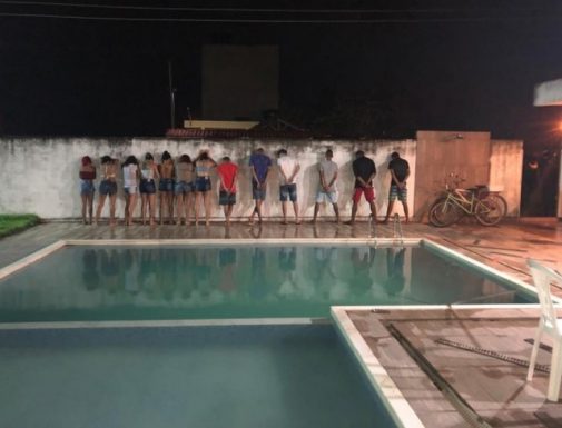 Polícia prendeu suspeitos de tráfico e homicídios durante festa em casa com piscina, em Serrambi, em Ipojuca, no Grande Recife — Foto: Polícia Civil/Divulgação