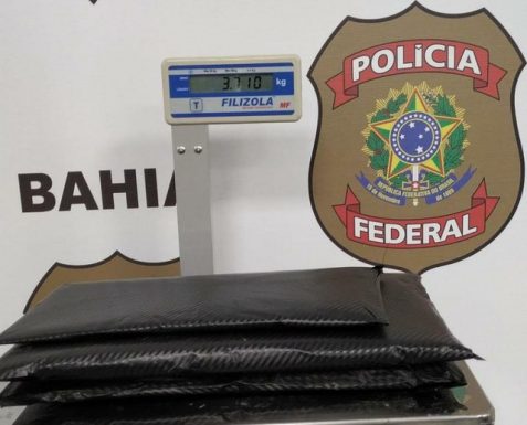 Foram apreendidos cerca de 3,7 kg de cocaína — Foto: Divulgação/PF