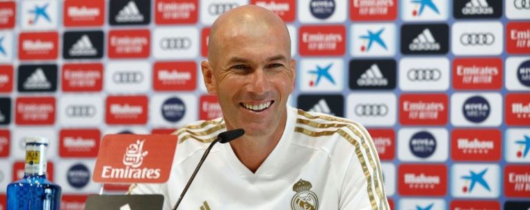 Zidane demonstra tranquilidade em coletiva no Real Madrid — Foto: Divulgação