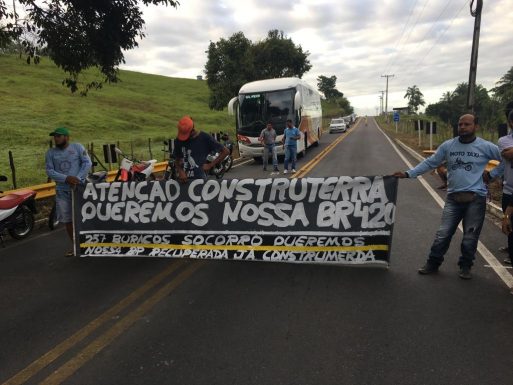 Maragogipe: Moradores realizam protesto contra empresa responsável por manutenção de BA