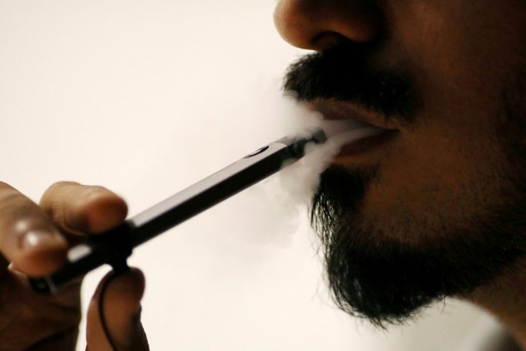 Usuário de cigarro eletrônico; doença pulmonar não identificada está ligada ao produto — Foto: Christopher Pike/Reuters