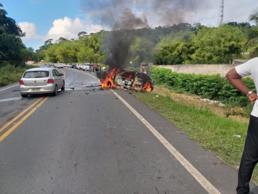 Carro pegou fogo após bater em outro veículo na estrada da Cascalheira, em Camaçari — Foto: Polícia Rodoviária Estadual