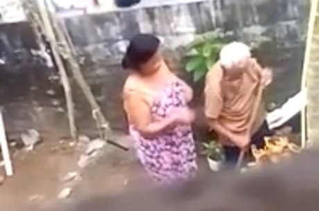 Mulher é presa por agredir a própria mãe, de 76 anos