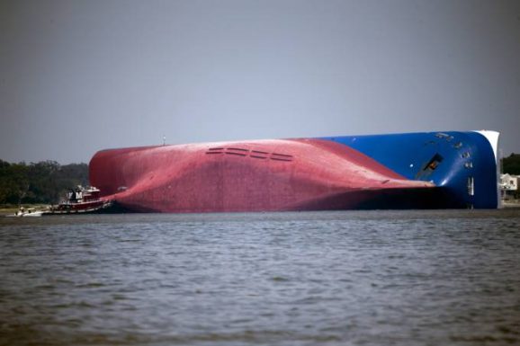 O cargueiro Golden Ray tombou na costa da Geórgia, Estados Unidos, prendendo 4 de seus tripulantes dentro da embarcação no domingo - 09/09/2019 (Stephen B. Morton/AP)