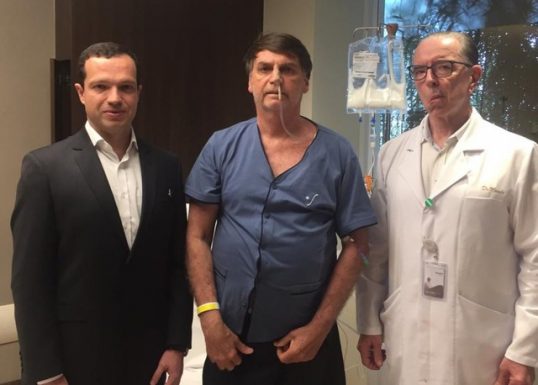 Bolsonaro ao lado dos médicos Luiz Henrique Borsato (à esq.) e Antonio Luiz Macedo — Foto: Reprodução/Twitter