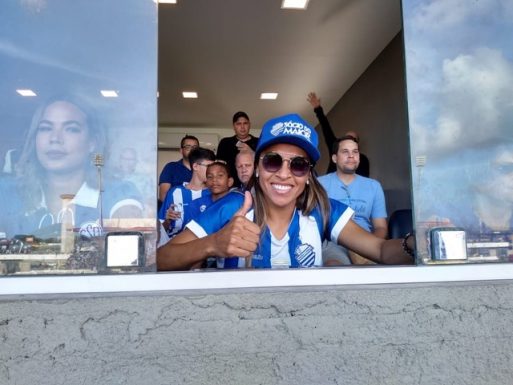 Marta costuma ir ao Estádio Rei Pelé para torcer pelo CSA — Foto: João Alvim/GloboEsporte.com