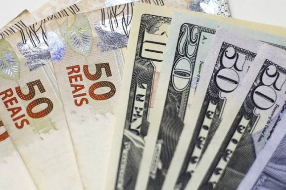 Dólar tem queda de 1,79% e é negociado a R$ 4,11 para a venda, nesta quarta-feira, 4; bolsa sobe 1,5%, aos 101.200 pontos (Ricardo Moraes/Reuters)