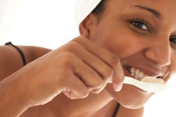 As pessoas devem escovar os dentes três vezes por dia (ou depois de cada refeição). (Christopher Robbins/ Thinkstock/VEJA/VEJA)