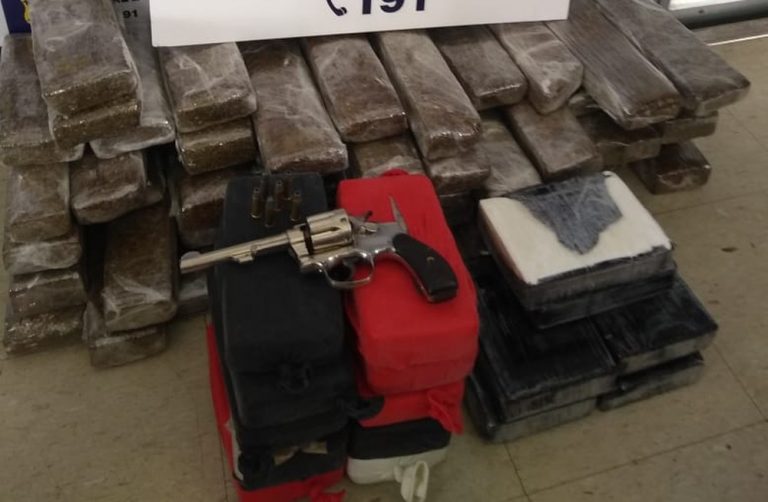 PRF apreende arma, munições e quase 60 kg de drogas em van — Foto: Divulgação/PRF
