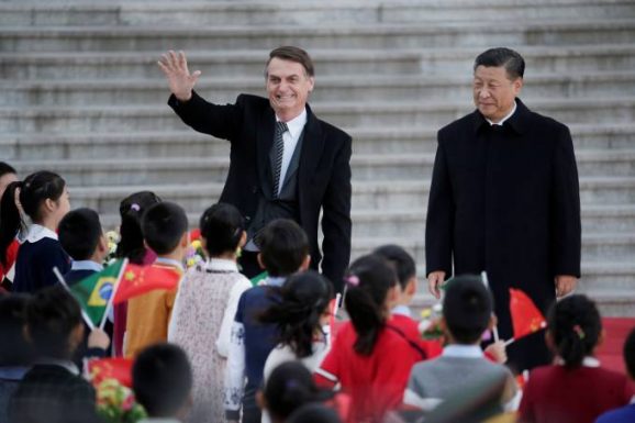 Jair Bolsonaro e o presidente chinês, Xi Jinping, durante cerimônia na Praça da Paz Celestial em Pequim - 25/10/2019 (Jason Lee/Reuters)
