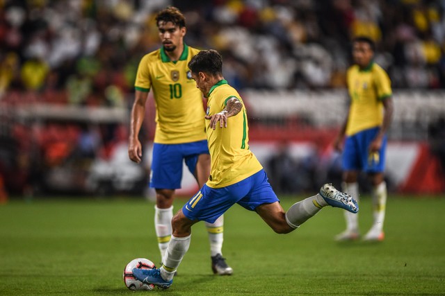 Coutinho bate falta e marca: jogador foi um dos destaques do time de Tite — Foto: Pedro Martins / MowaPress