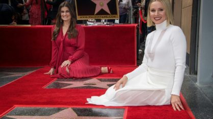 Kristen Bell apresentou sua nova estrela ao lado da também homenageada Idina Menzel, quando a dupla reprisa seus papéis como Anna e Elsa em "Frozen 2" - AFP