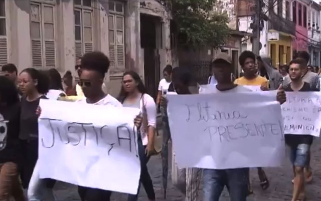 Amigos e familiares de estudante morta a tiros na Bahia fizeram protesto e pediram por justiça em Cachoeira — Foto: Reprodução/TV Bahia
