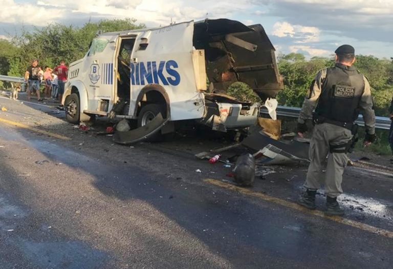 Carro-forte foi explodido por bandidos em Inhapi, no interior de Alagoas, em maio de 2019 — Foto: Ítalo Timóteo/ Radar 89